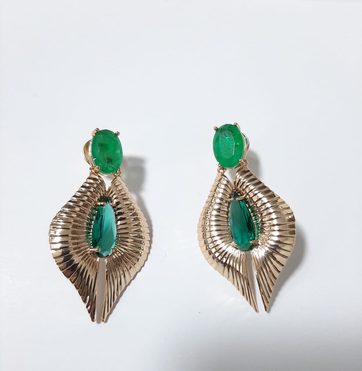 Brinco ouro com pedras verde esmeralda semijoia 18K