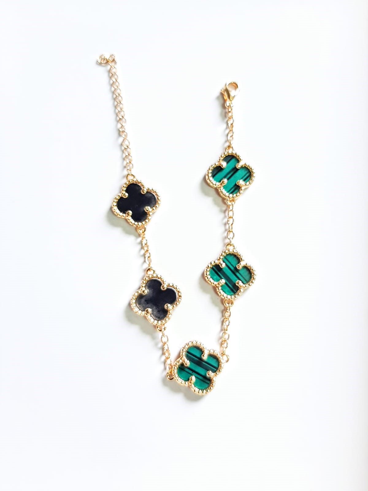 Pulseira trevo ouro com pedras onix e verde esmeralda semijoia 18K