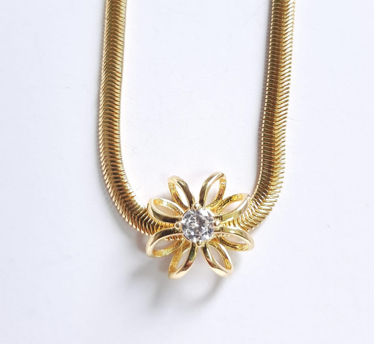 Pulseira flor ouro com zircônia branca semijoia 18K