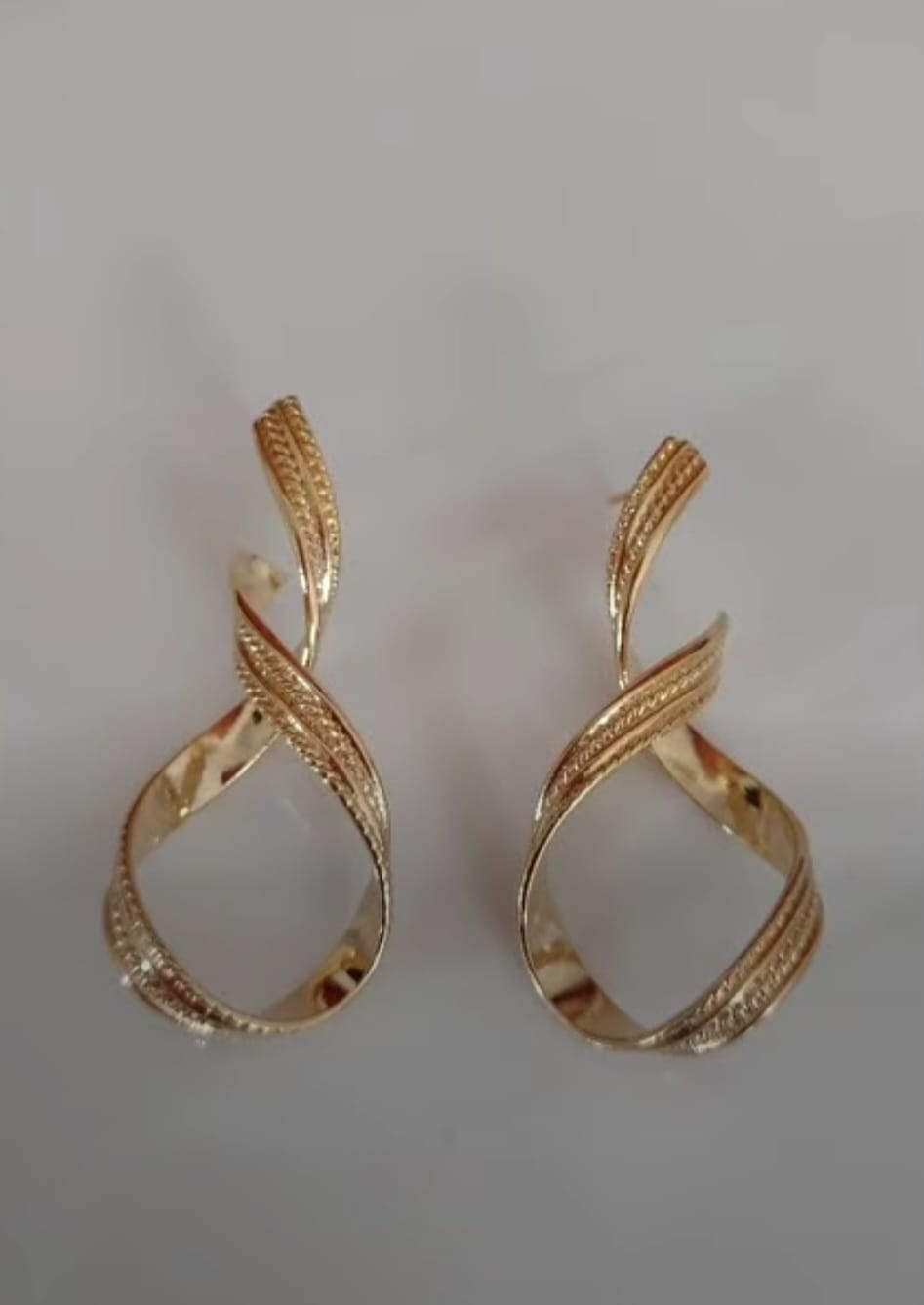 Brinco torcido ouro semijoia 18K