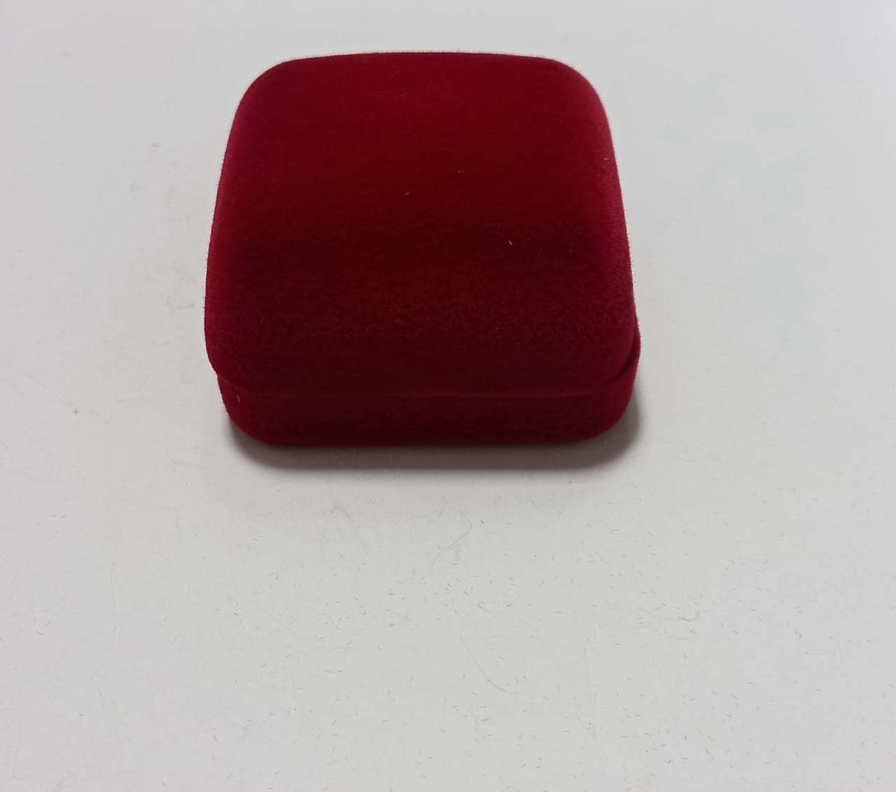 estojo em veludo medindo 4cm de largura 5cm de profundidade 2cm de altura